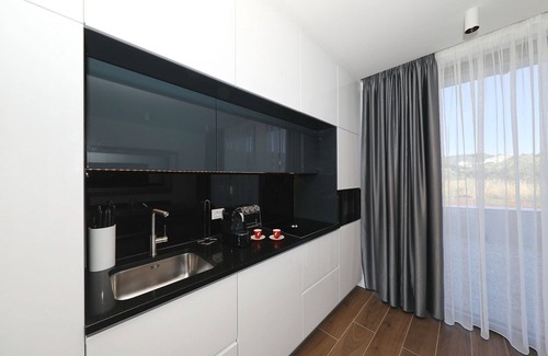 Kraj Villa | Homes4You Complex - Doce Habitaciones Villa, Capacidad 24