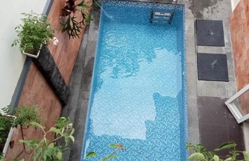 Dinoyo Villa | Homestay Amsterdam. Kolam renang pribadi, 2 lantai