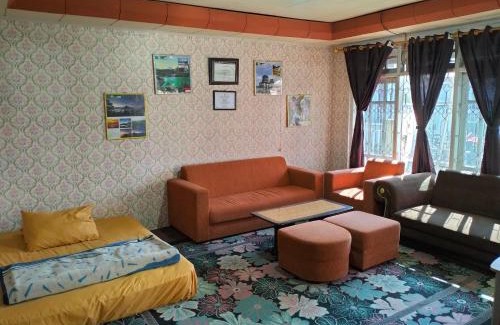 Dieng Casa | Homestay HUMAIRA DIENG villa full house 3 kamar,6 bed,dapur,ruang tamu,balkon,parkir,wifi