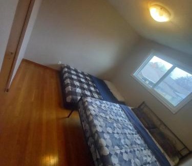 Kitchener Casa | Homestay Near Victoria Park- FREE WIFI & PARKING-TOP LOCATION