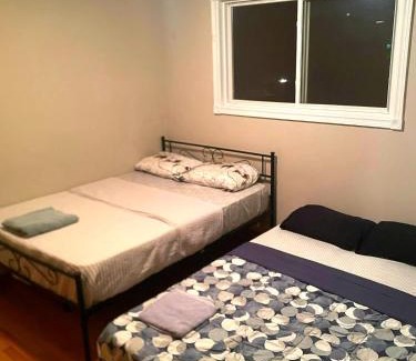 Kitchener Casa | Homestay Near Victoria Park- FREE WIFI & PARKING-TOP LOCATION