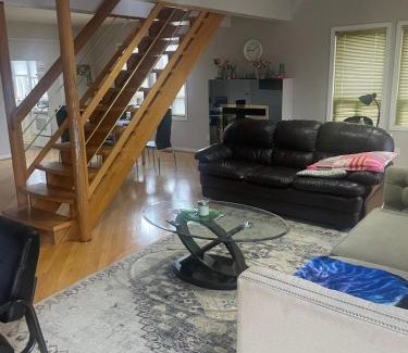 Kitchener Casa | Homestay Near Victoria Park- FREE WIFI & PARKING-TOP LOCATION