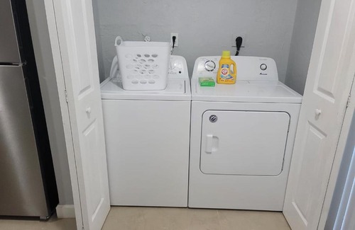 Homestead Apartamento | Homestead 2 Bdrm 1 Bath Duplex with Free Parking