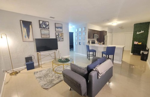 Homestead Apartamento | Homestead 2 Bdrm 1 Bath Duplex with Free Parking