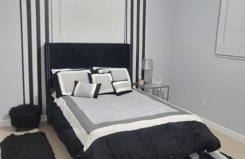 Homestead Apartamento | Homestead 2 Bdrm 1 Bath Duplex with Free Parking