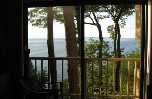 Maple City Condominio | Condominio Homestead, Hermosa vista del lago MI $ Isla Manitau. A / C, cable y wifi