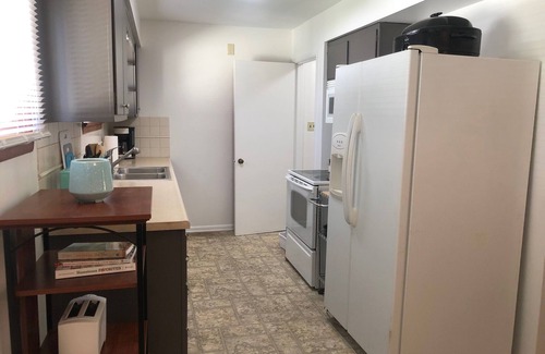 Medina Casa | Hometown Cozy ADA friendly, Kids, Pets, King Bed! Quiet, Safe Neighborhood