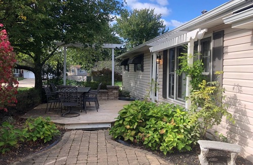 Medina Casa | Hometown Cozy ADA friendly, Kids, Pets, King Bed! Quiet, Safe Neighborhood