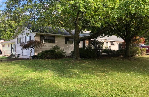 Medina Casa | Hometown Cozy ADA friendly, Kids, Pets, King Bed! Quiet, Safe Neighborhood