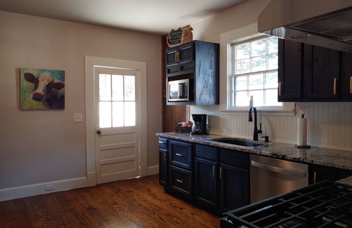 Laurel Casa | Hometown Hideaway Newly renovated Craftsman home 2 minutes to Laurel city center