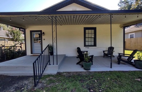 Laurel Casa | Hometown Hideaway Newly renovated Craftsman home 2 minutes to Laurel city center