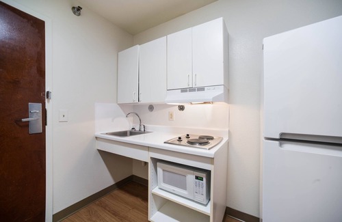 Airport Township Hotel | HomeTowne Studios by Red Roof St. Louis - Airport/ N Lindbergh