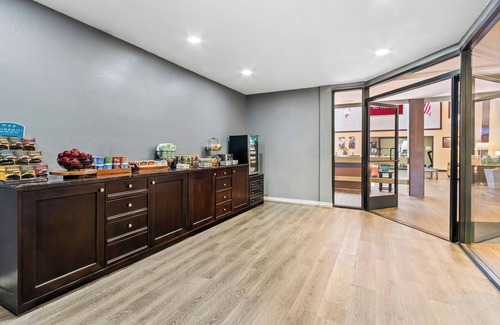 Ridgecrest Apartamento | HomeTowne Studios by Red Roof Ridgecrest