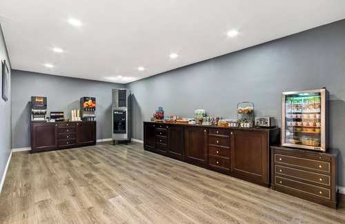 Ridgecrest Apartamento | HomeTowne Studios by Red Roof Ridgecrest