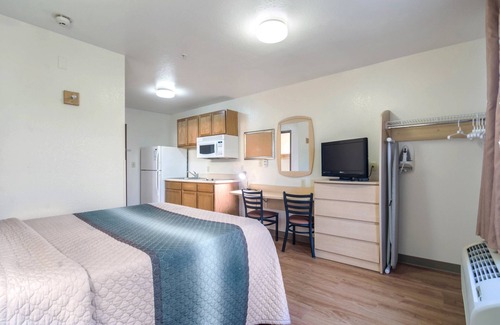 Bentonville Hotel | HomeTowne Studios & Suites by Red Roof Bentonville