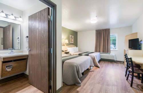 Bentonville Hotel | HomeTowne Studios & Suites by Red Roof Bentonville