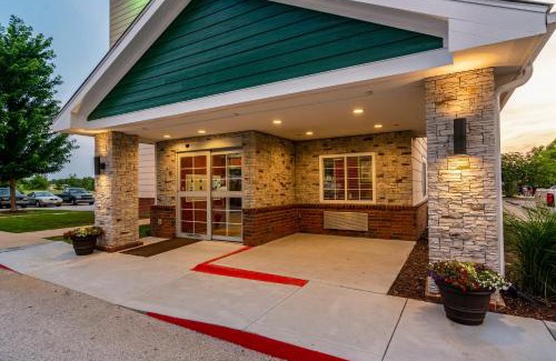 Bentonville Hotel | HomeTowne Studios & Suites by Red Roof Bentonville
