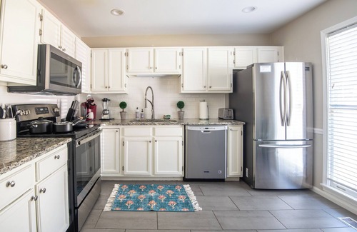 Homewood Casa | Homewood Townhome-2.5 Baths/King Beds/Free Parking