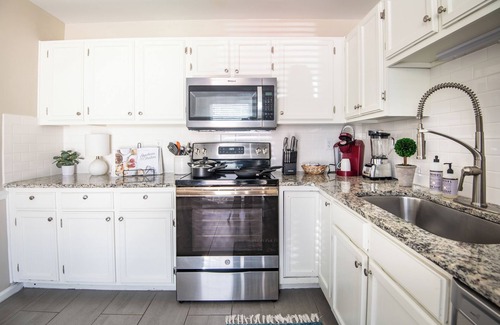 Homewood Casa | Homewood Townhome-2.5 Baths/King Beds/Free Parking