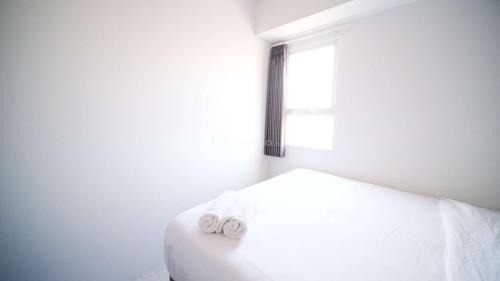 Sidoarjo Apartamento | Homey and Comfy 2BR Apartment at Suncity Residence By Travelio