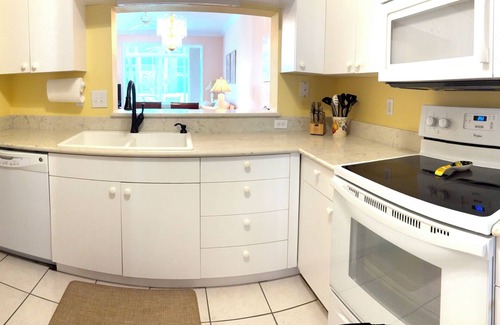 Palmer Ranch Condominio | Homey Comfort Meets Championship Golf–Ground Floor Condo in Stoneybrook Sarasota