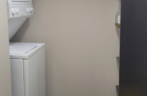 Downtown Edmonton Condominio | Homey Condo! Steps To ICE District/Rogers Place With Underground Parking