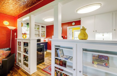 Highland Cabaña | Homey Cottage with Sunroom & Smart TV!