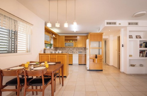 Haifa Apartamento | Homey Kiryat Haim Apt by Sea N Rent