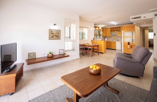 Haifa Apartamento | Homey Kiryat Haim Apt by Sea N Rent