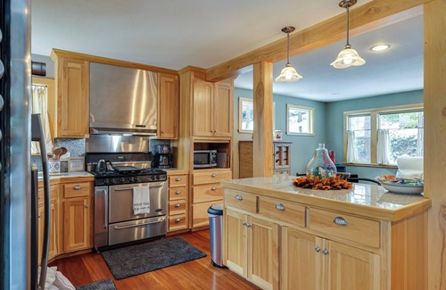 Long Barn Cabaña | Homey Long Barn Cabin w/ Deck & Fire Pit!