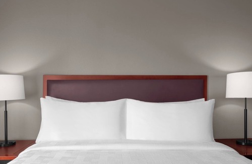 Renton Hotel | Homey Suite Perfect for Couples' Getaway Near Downtown Seattle, Free Parking!