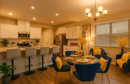 Lincoln Park Casa | Homify360 - The Escape | One level home long stays