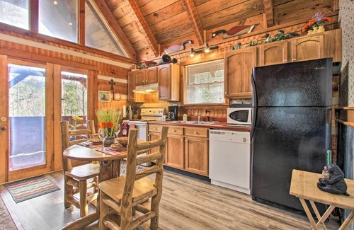 Townsend Cabina | Honey Bear Pause: Rural Escape w/Porch & Hot Tub!