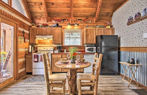 Townsend Cabina | Honey Bear Pause: Rural Escape w/Porch & Hot Tub!