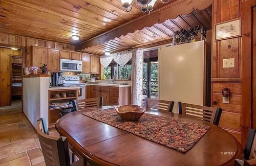 Idyllwild Cabina | Honey Bear Cottage in the woods: Walk to town