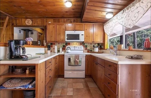 Idyllwild Cabina | Honey Bear Cottage in the woods: Walk to town