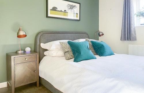Newport Casa | Honey Bee Cottage