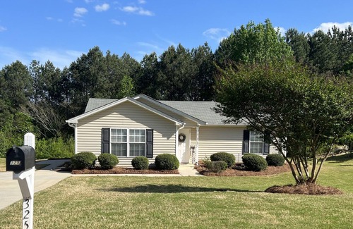 Winder Casa | Honey Bee in Winder GA - 5 minutes to Fort Yargo Park and Downtown!