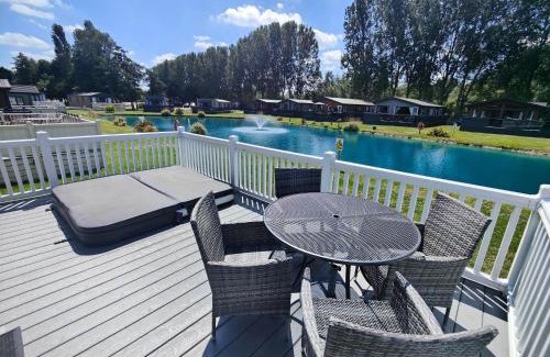 Allerthorpe Casa | Honey Bee Lodge With Hot Tub