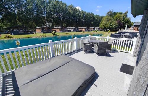 Allerthorpe Casa | Honey Bee Lodge With Hot Tub