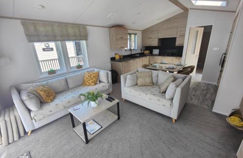 Allerthorpe Casa | Honey Bee Lodge With Hot Tub