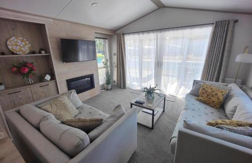 Allerthorpe Casa | Honey Bee Lodge With Hot Tub