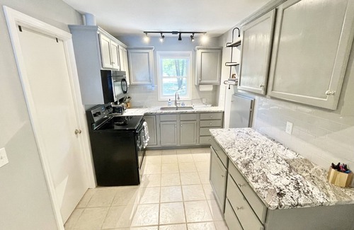 Grove Cabaña | Honey Creek Getaway Waterfront Cottage - Close to town & Boat Ramp! Sleeps 10+