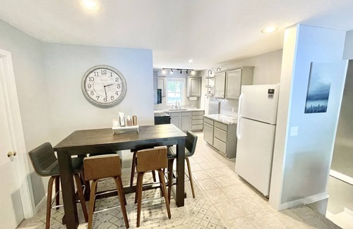 Grove Cabaña | Honey Creek Getaway Waterfront Cottage - Close to town & Boat Ramp! Sleeps 10+