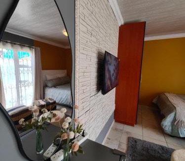 Rustenburg Apartamento | Honey Crib at Waterfall East