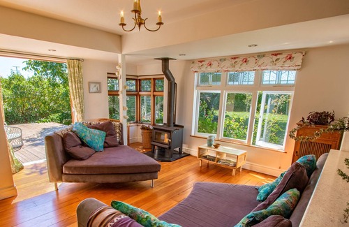 Mapua Casa | HONEY HAVEN - MAPUA HOLIDAY HOME, romantic, with a garden in Mapua