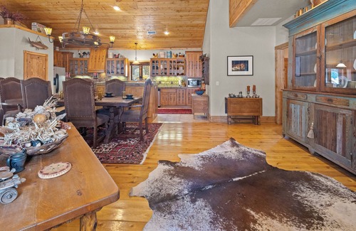 Red River Apartamento | "Honey Haven Mountainside" Luxury Loft-Sleeps 6-In Town-Pet Friendly