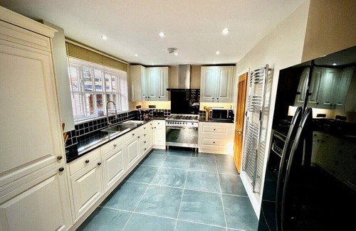 Cambridge Casa | Honey Hill Cottage - 4 Bedroom Detached House
