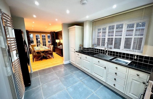 Cambridge Casa | Honey Hill Cottage - 4 Bedroom Detached House