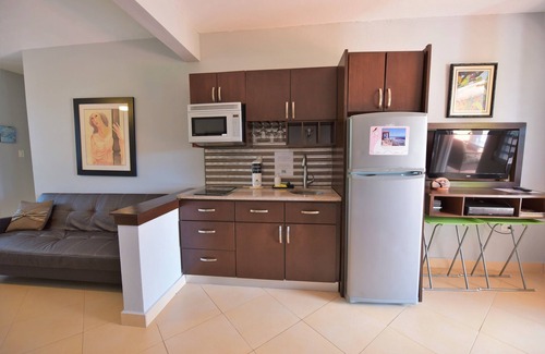 Aguadilla Pueblo Apartamento | Honey Moon Suite, apt 4, Pool, Jacuzzi, Pool Table, 5 min to RD#2